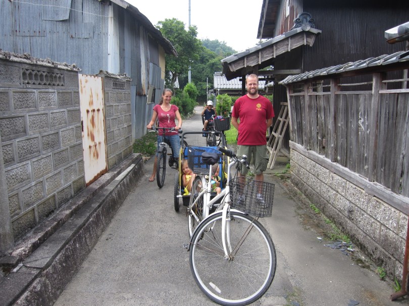 オランダ人家族１門の前