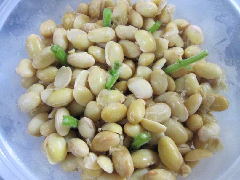 ミントを大豆に刺す